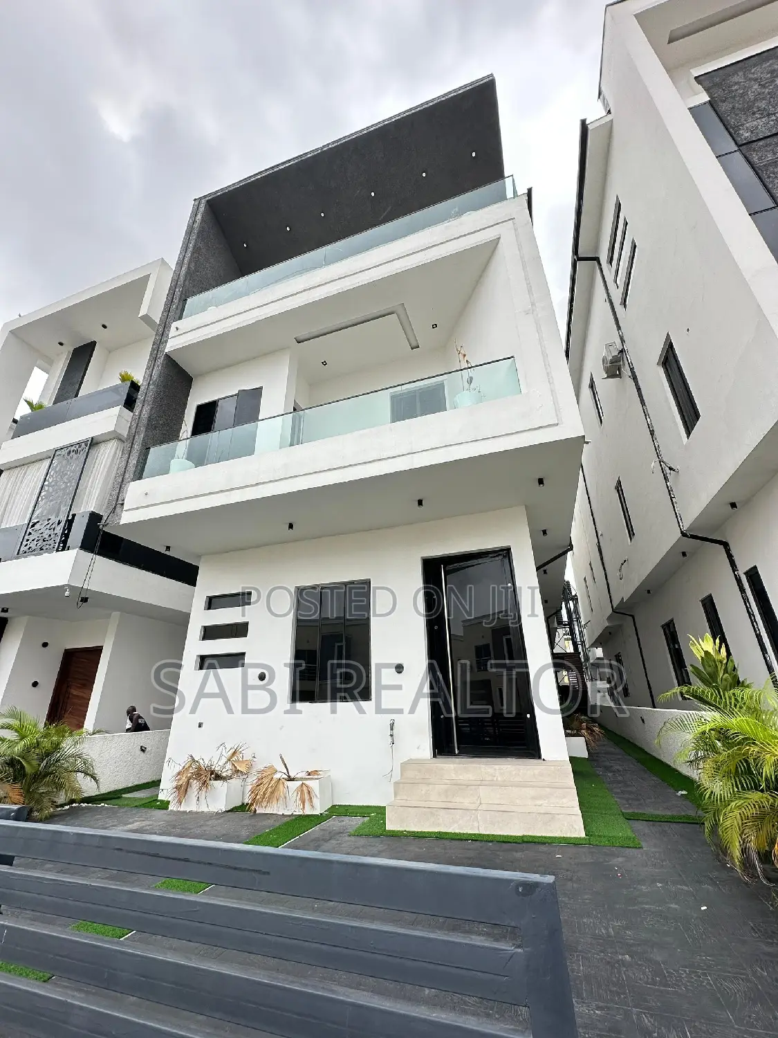Furnished 5bdrm Duplex in Chevron for sale in Chevron