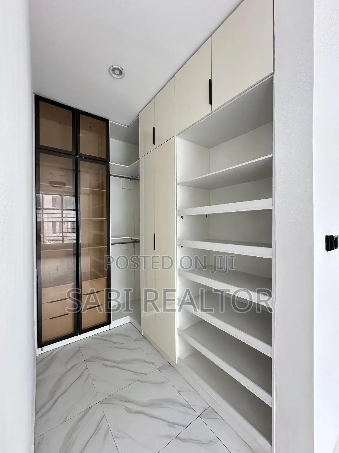 Furnished 5bdrm Duplex in Chevron for sale in Chevron