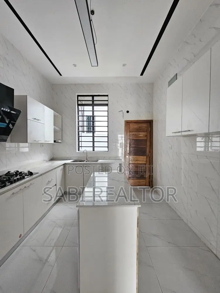 Furnished 4bdrm Duplex in Chevron for sale in Chevron