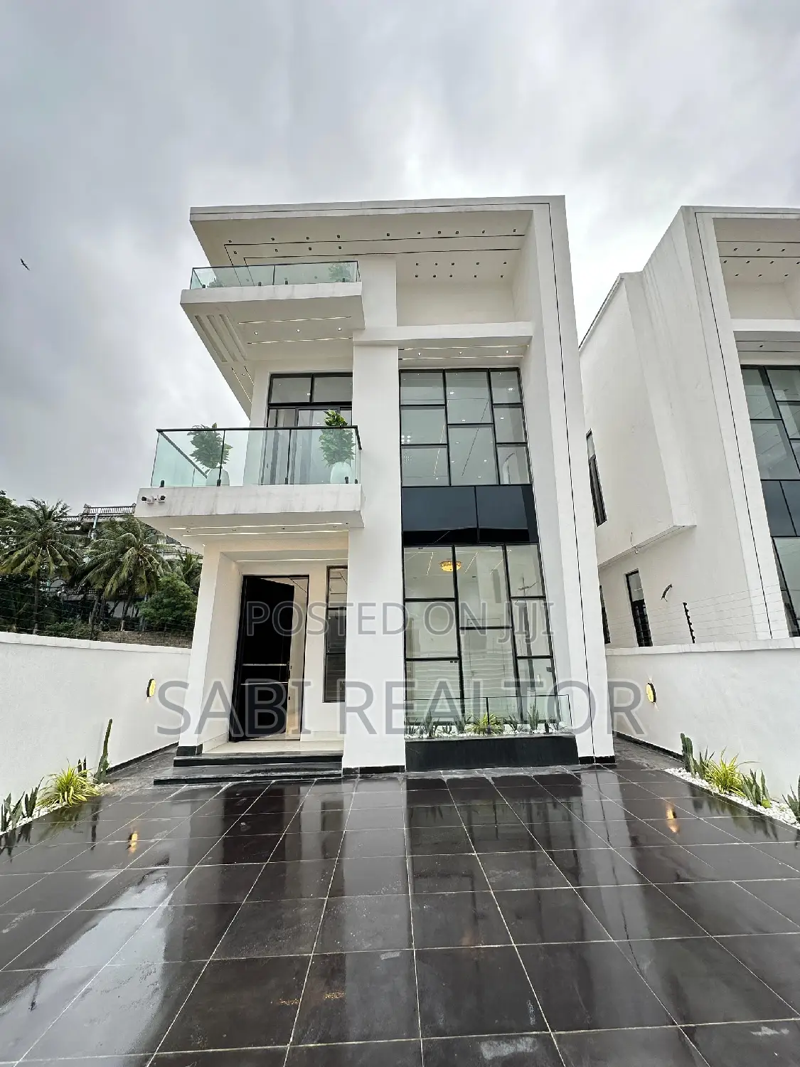 Furnished 5bdrm Duplex in Chevron for sale in Chevron
