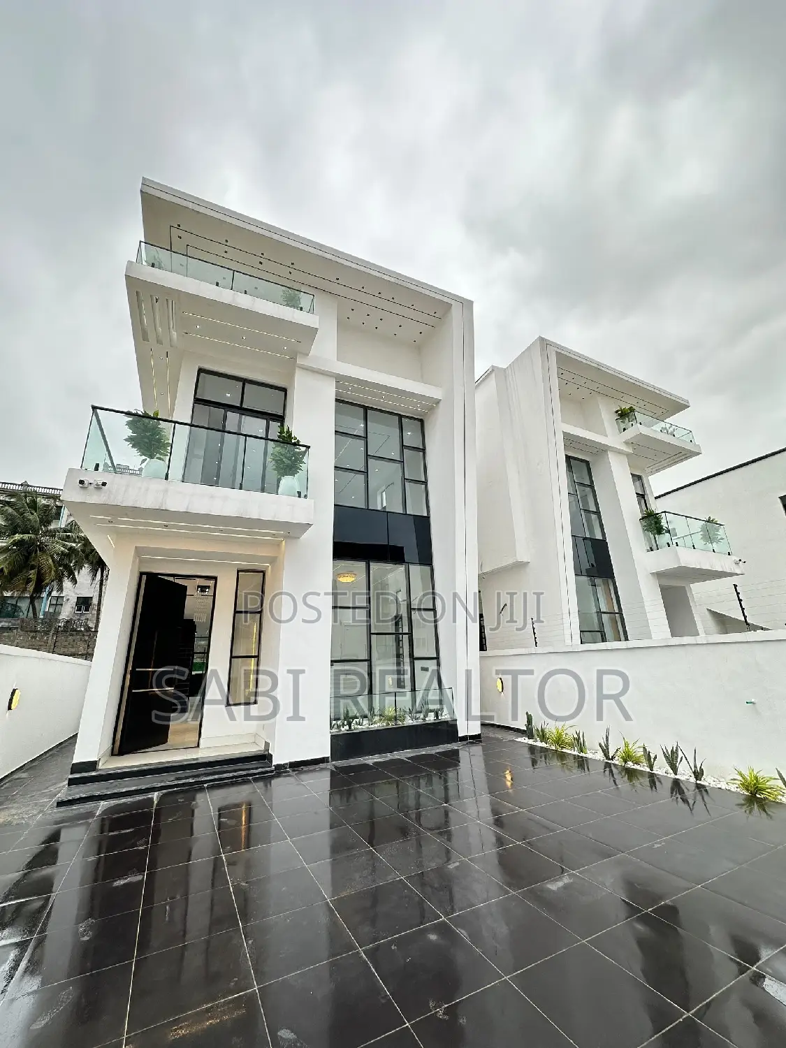 Furnished 5bdrm Duplex in Chevron for sale in Chevron