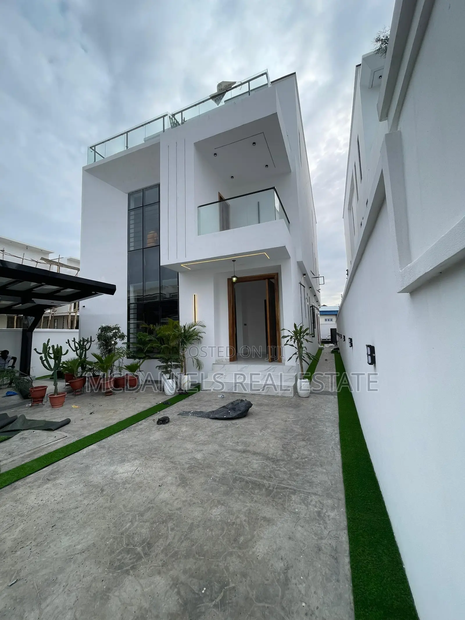 Furnished 5bdrm Duplex in Chevron for sale in Chevron