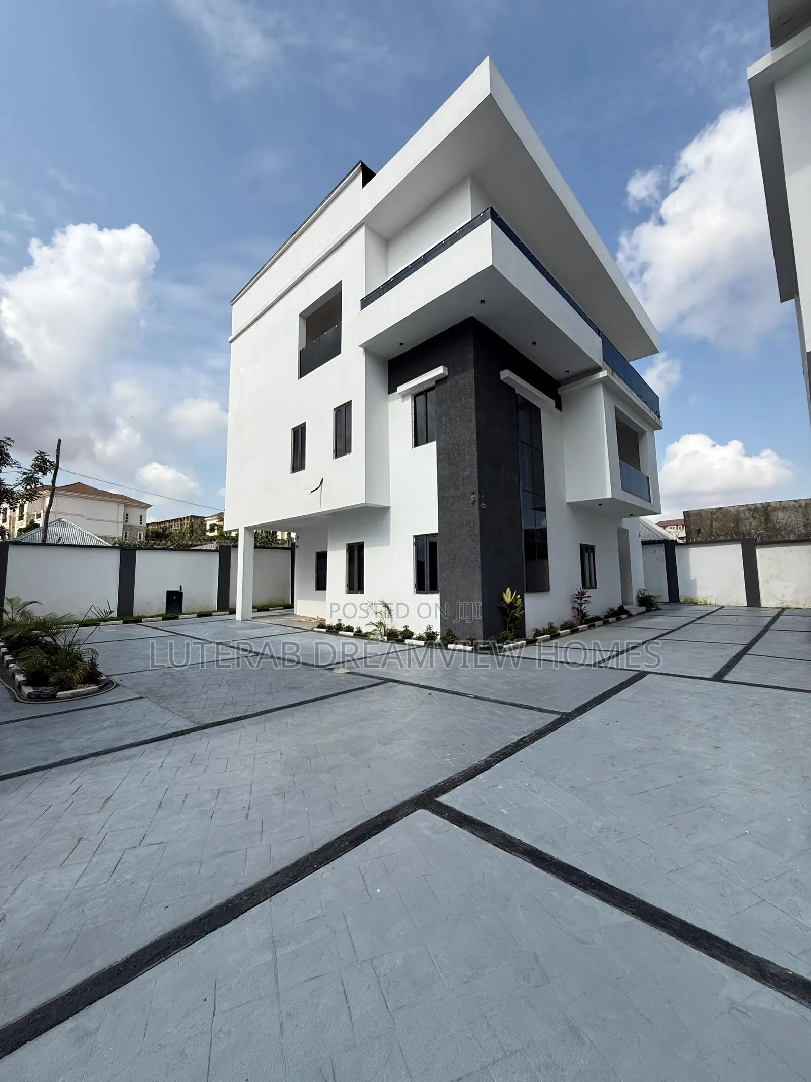 5bdrm Duplex in Guzape for sale in Guzape District