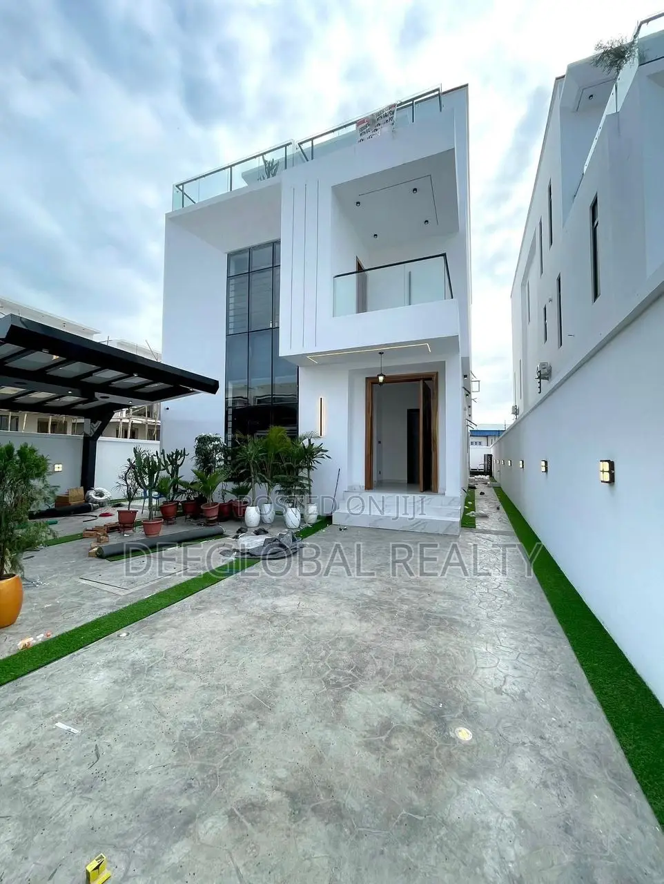 5bdrm Duplex in Chevron for sale in Chevron