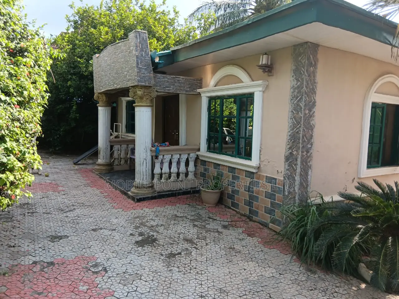 6bdrm Apartment in Apo Resettlement for sale in Apo Resettlement