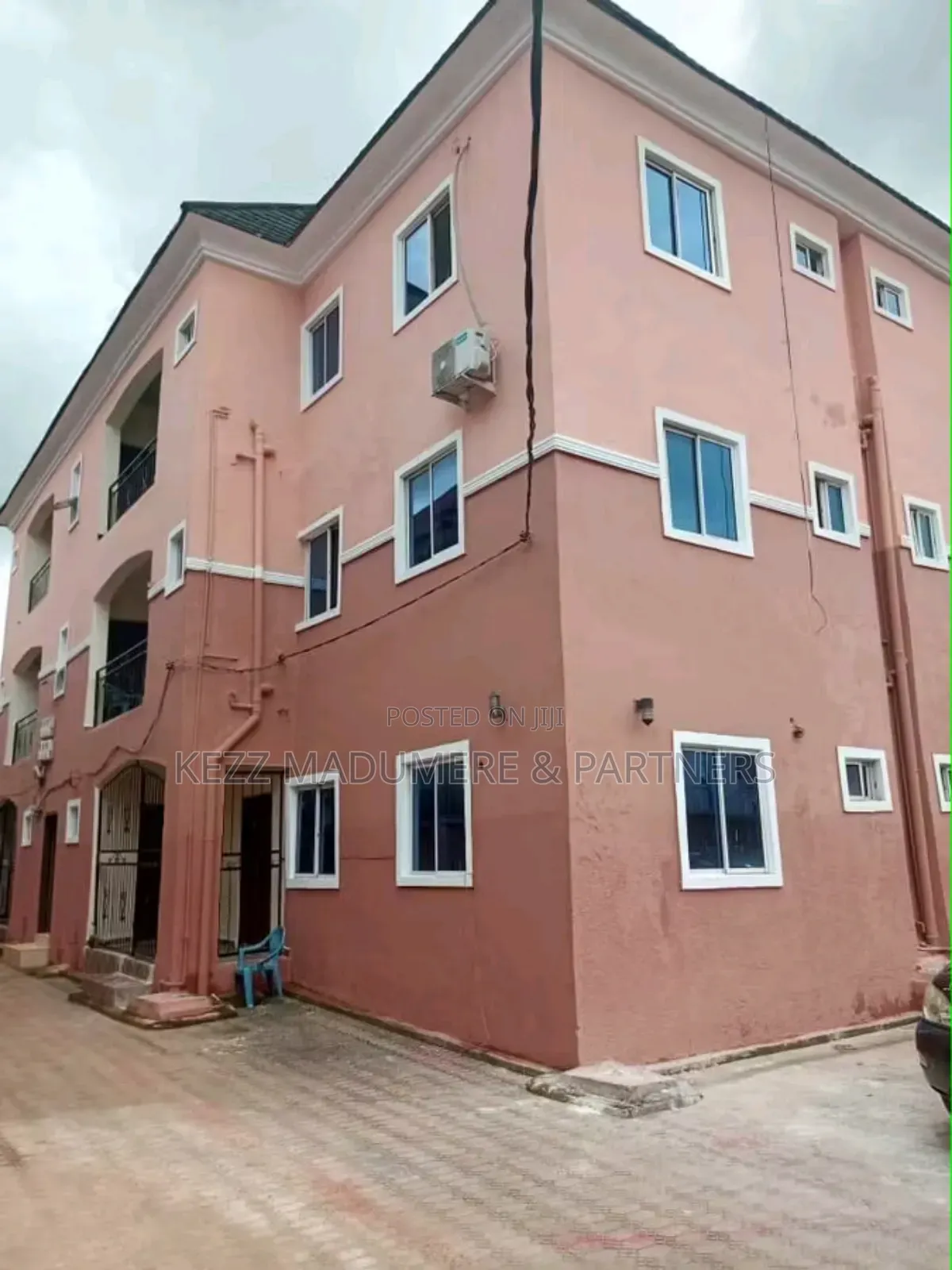 6bdrm Block of Flats in Uratta Road Mcc for sale in Owerri