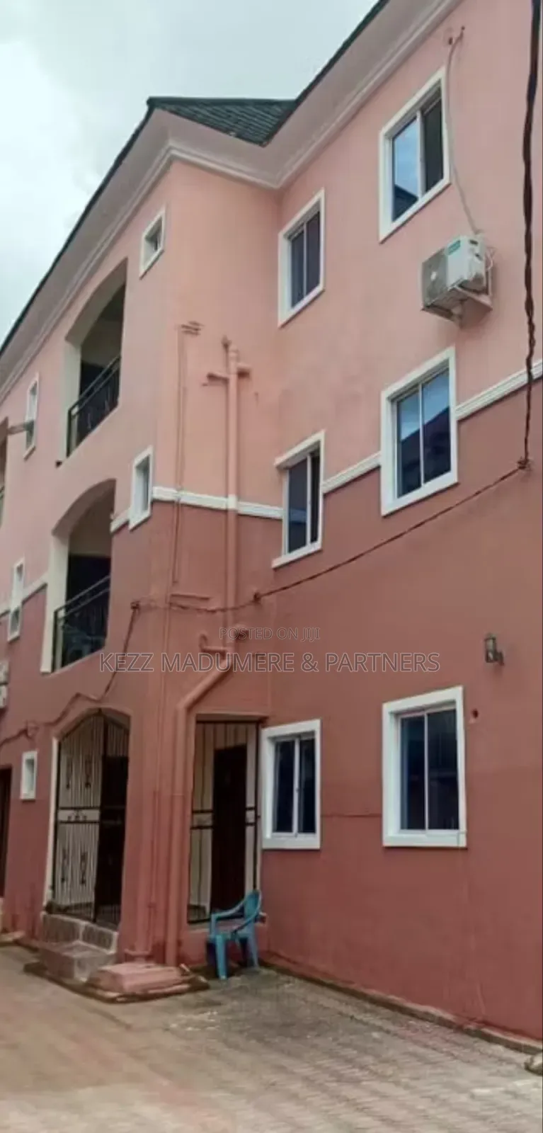 6bdrm Block of Flats in Uratta Road Mcc for sale in Owerri