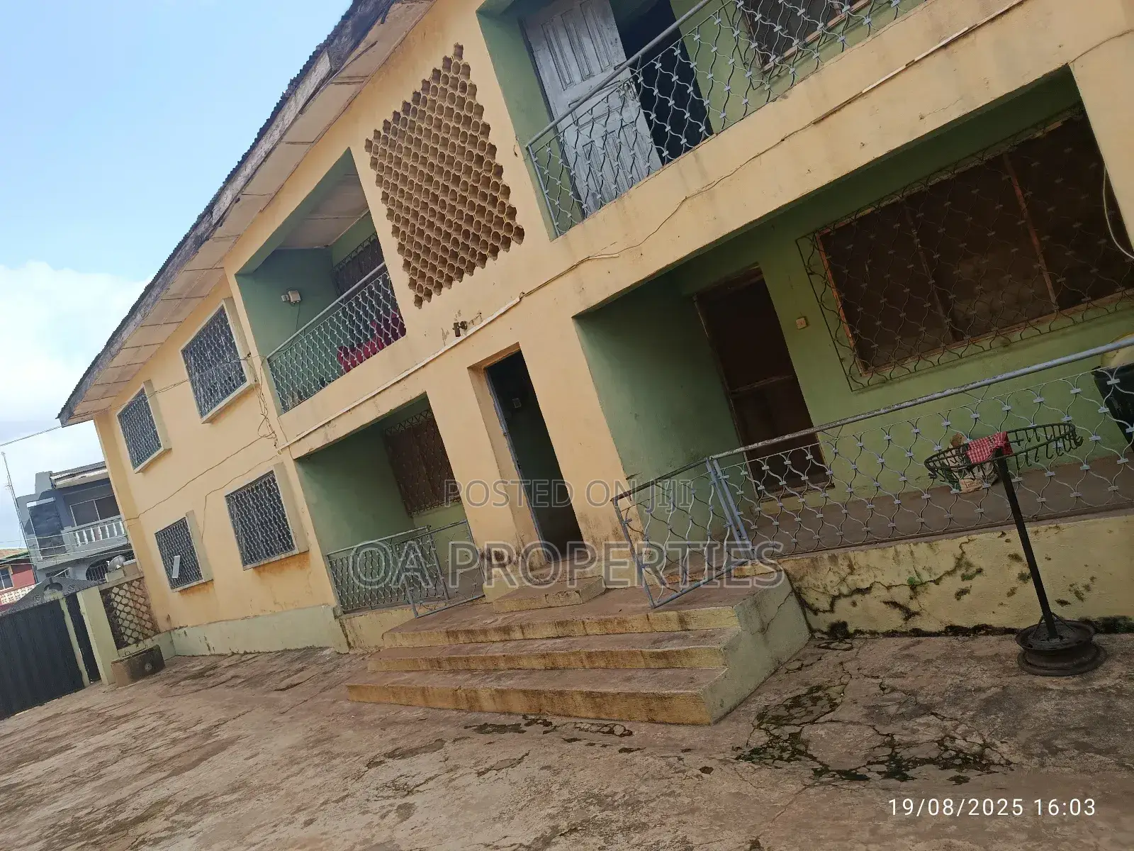 16bdrm Block of Flats in Farayola Bodija, Ibadan for sale in Ibadan