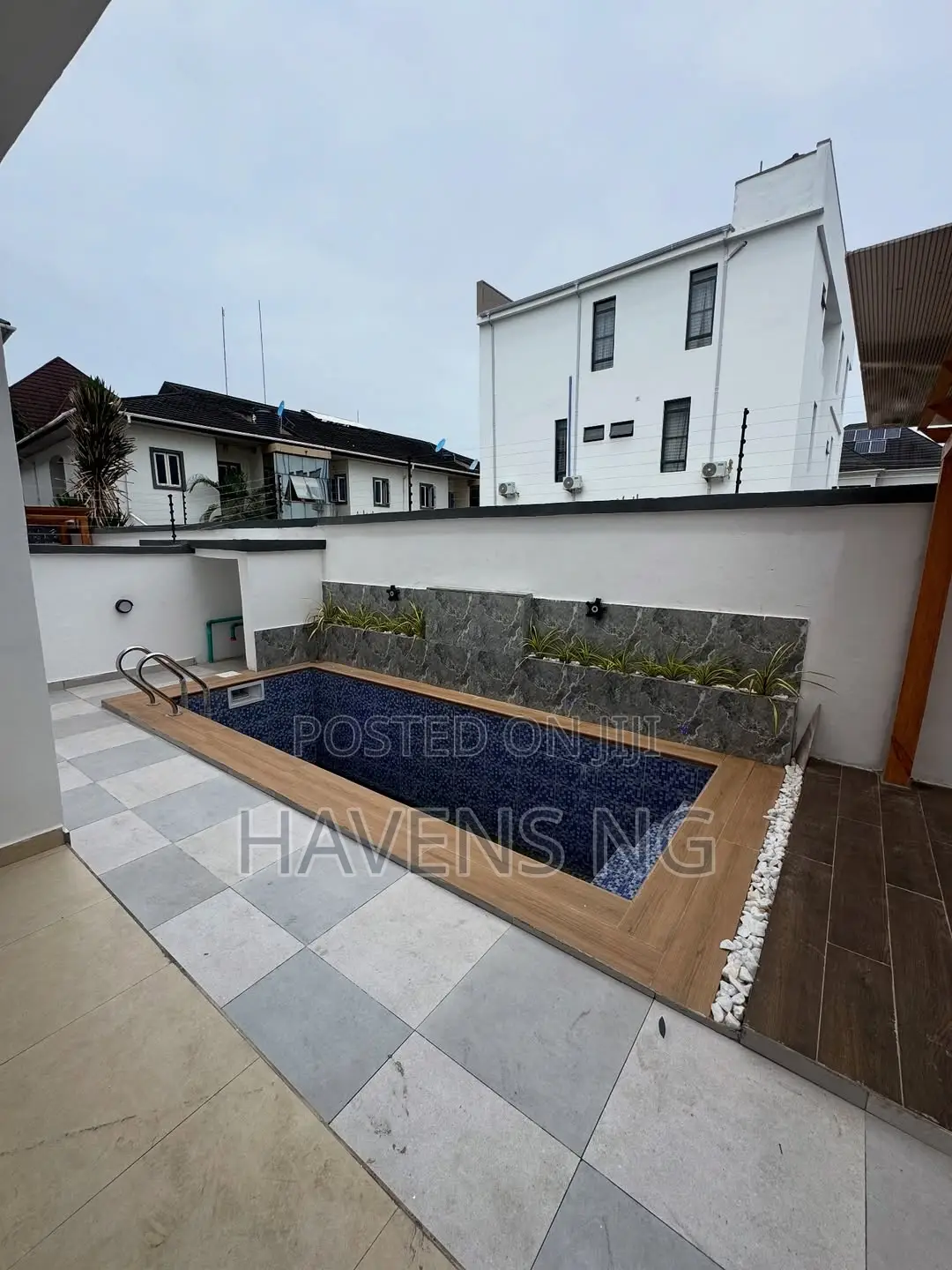 5bdrm Duplex in Chevron for sale in Chevron