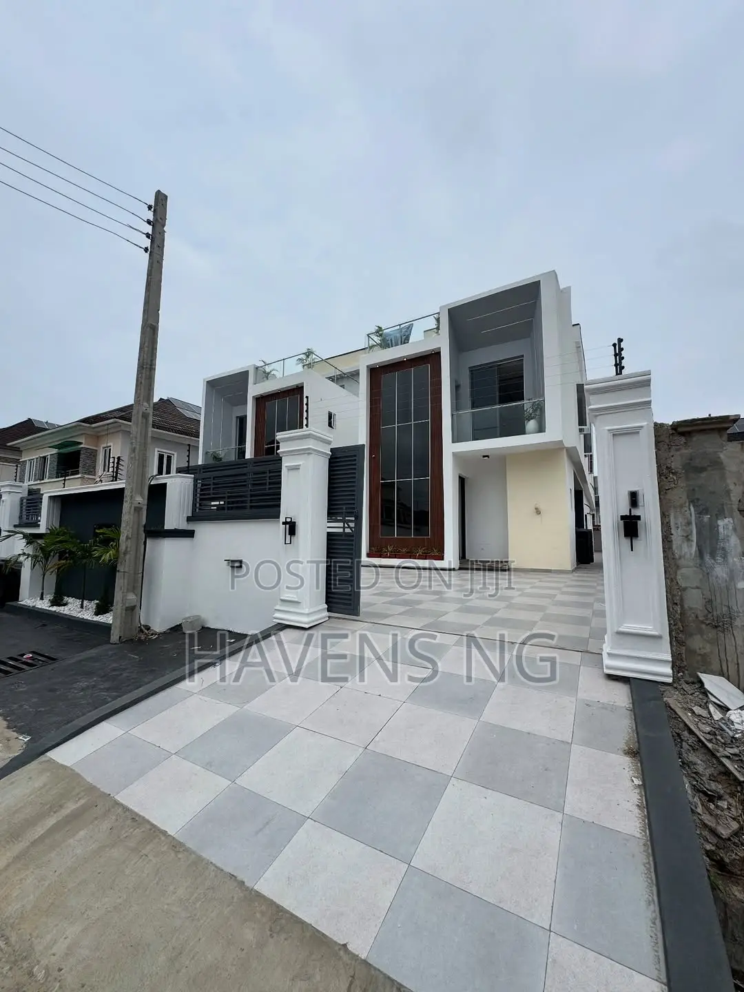 5bdrm Duplex in Chevron for sale in Chevron