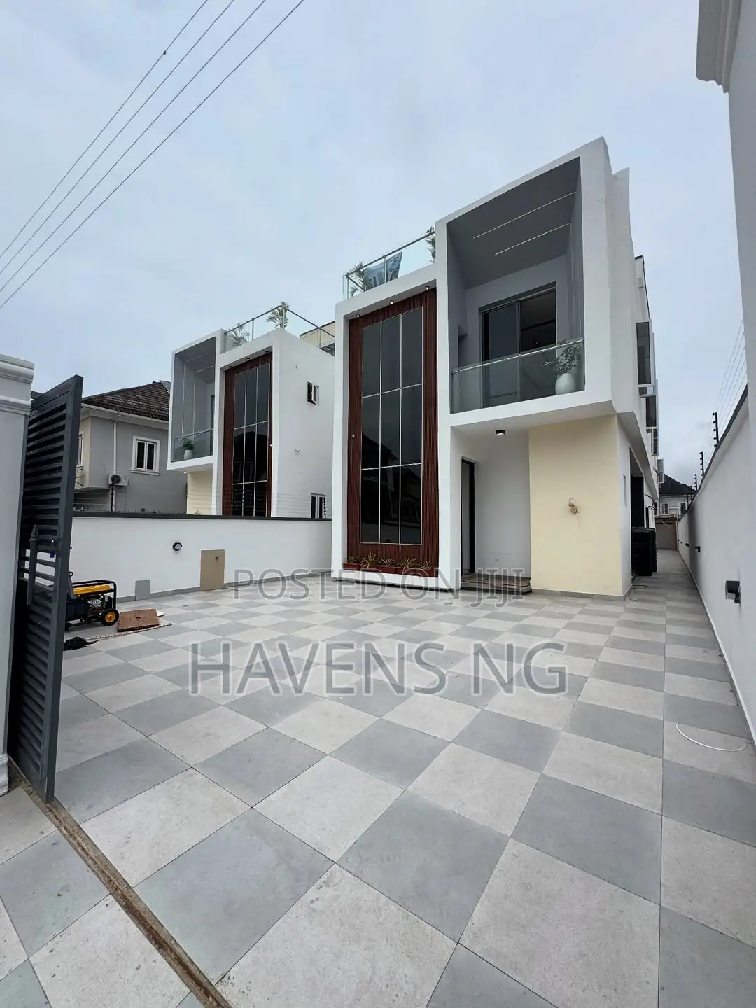 5bdrm Duplex in Chevron for sale in Chevron