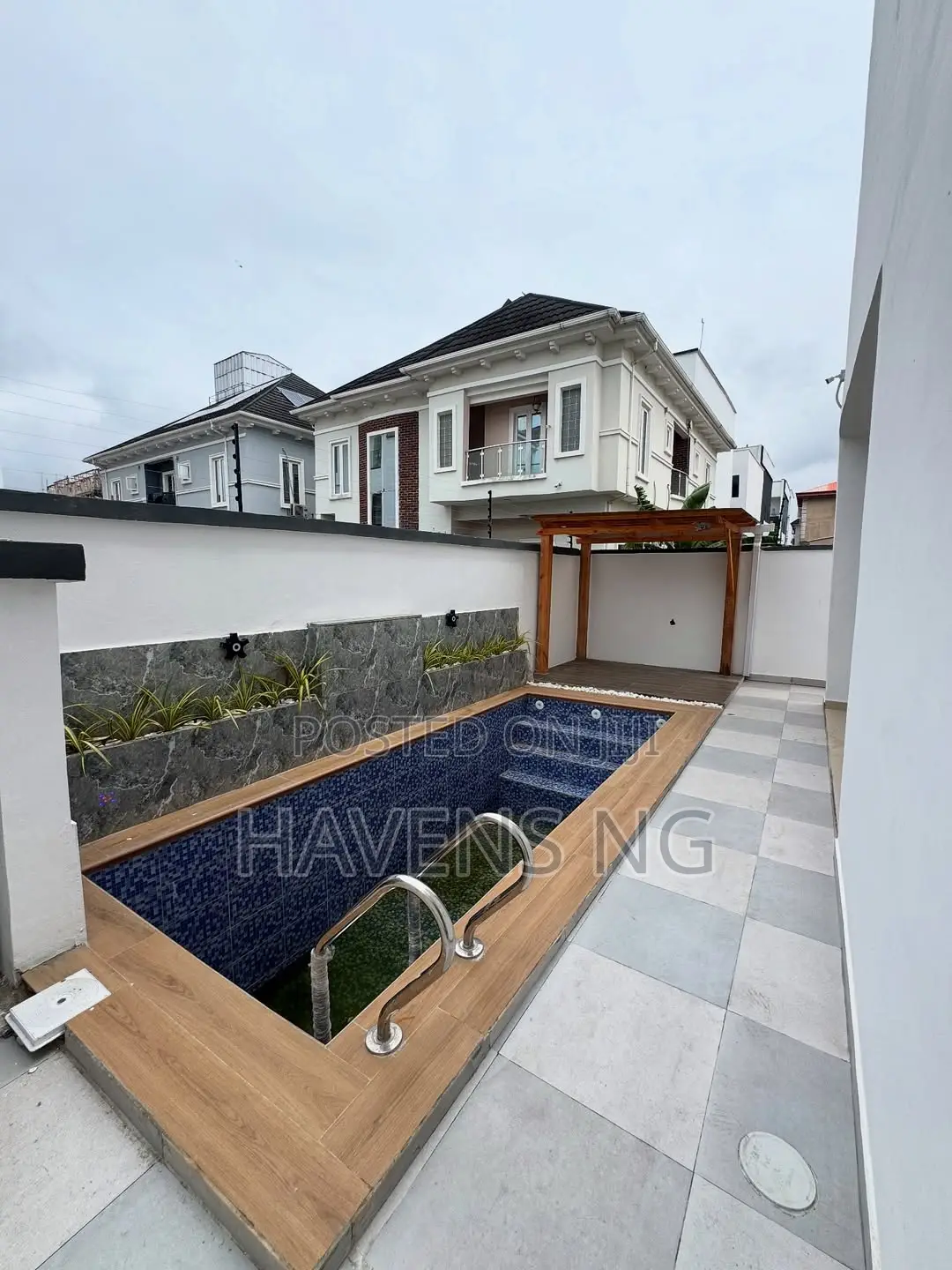 5bdrm Duplex in Chevron for sale in Chevron