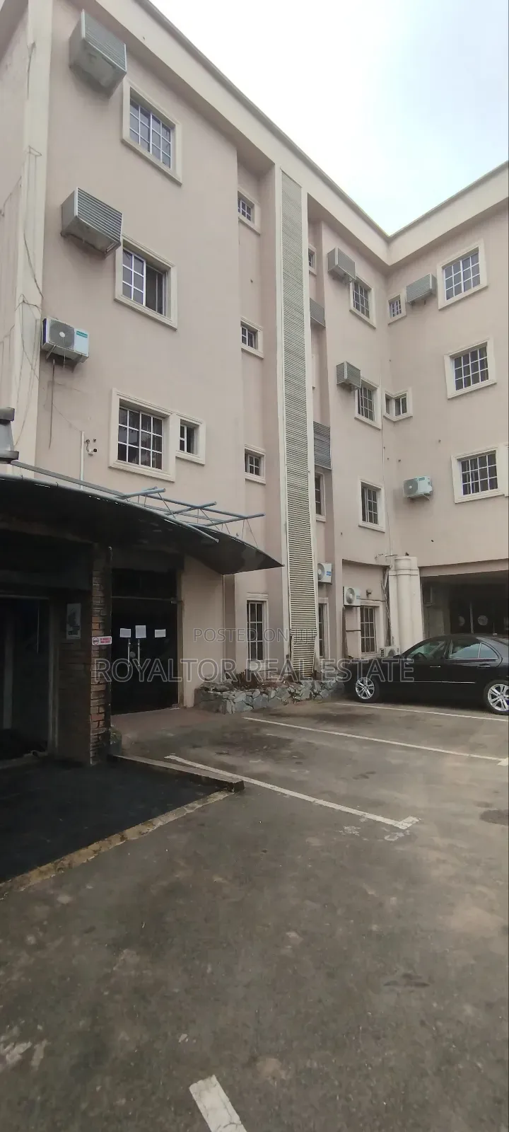 Standard 50 Rooms Hotel With Swimming Pool in Benin City