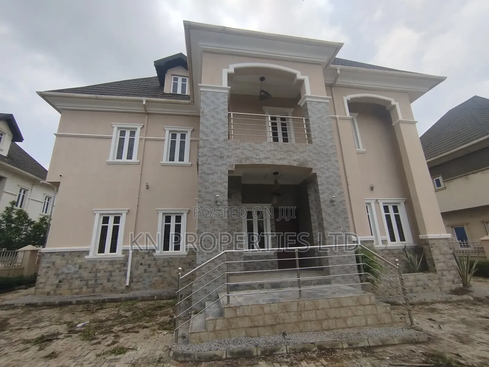 6bdrm Duplex in Apo for sale in Apo District