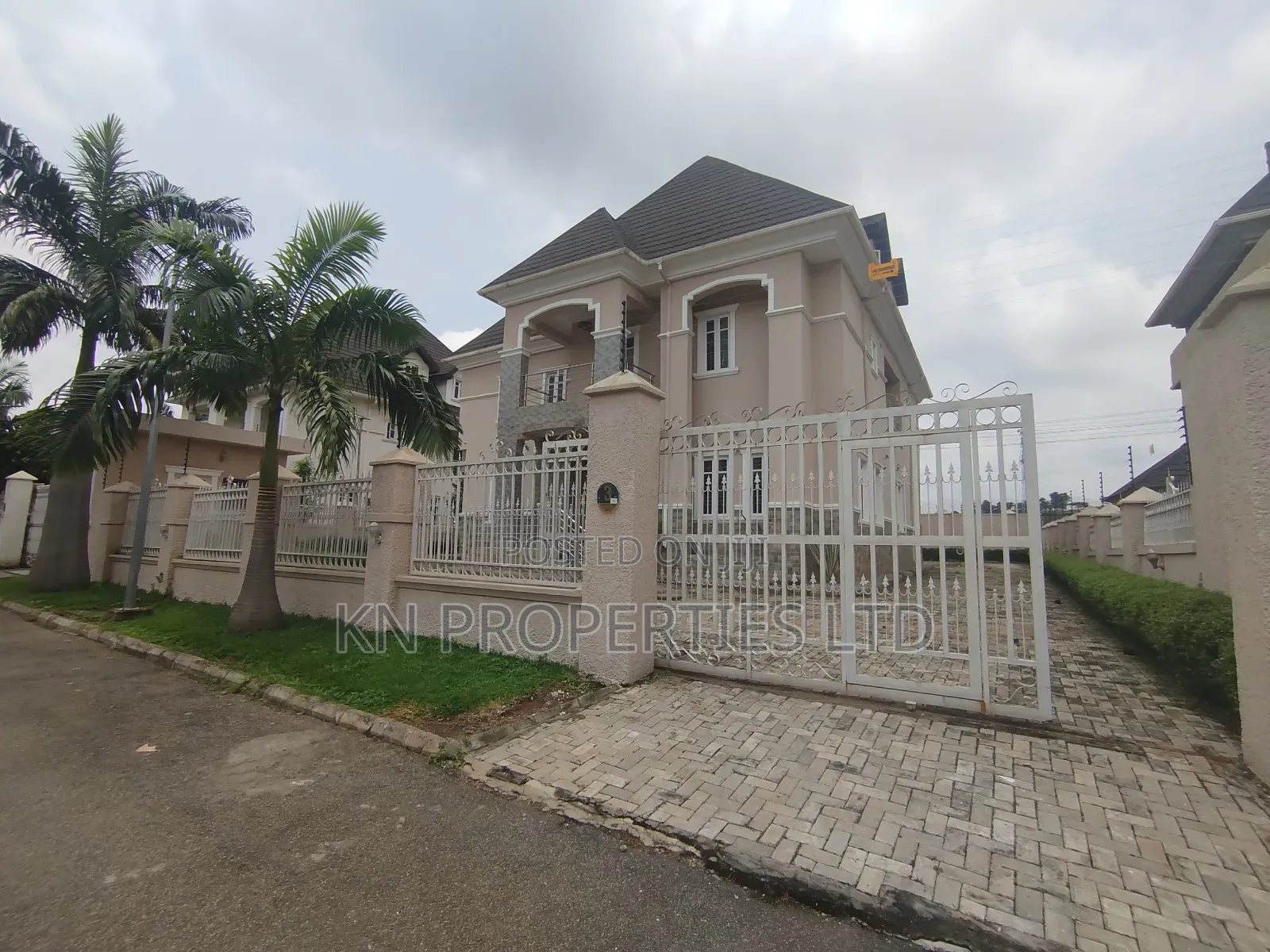 6bdrm Duplex in Apo for sale in Apo District