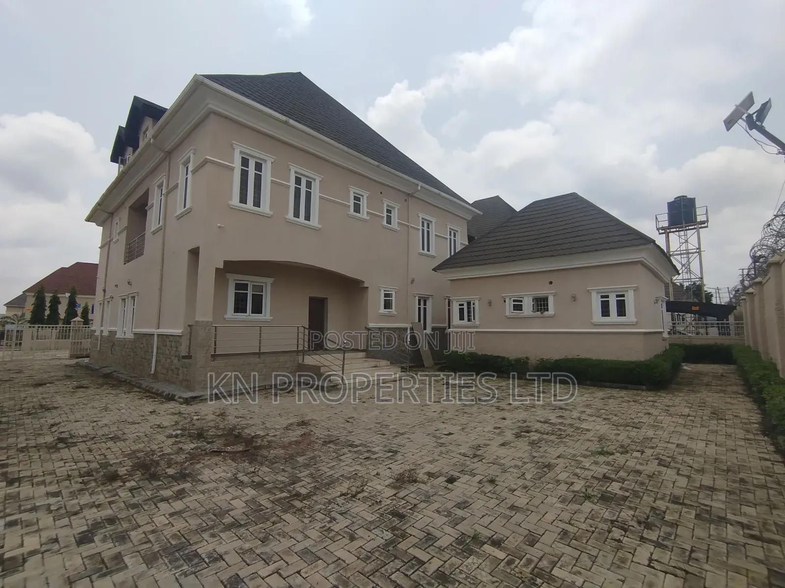 6bdrm Duplex in Apo for sale in Apo District