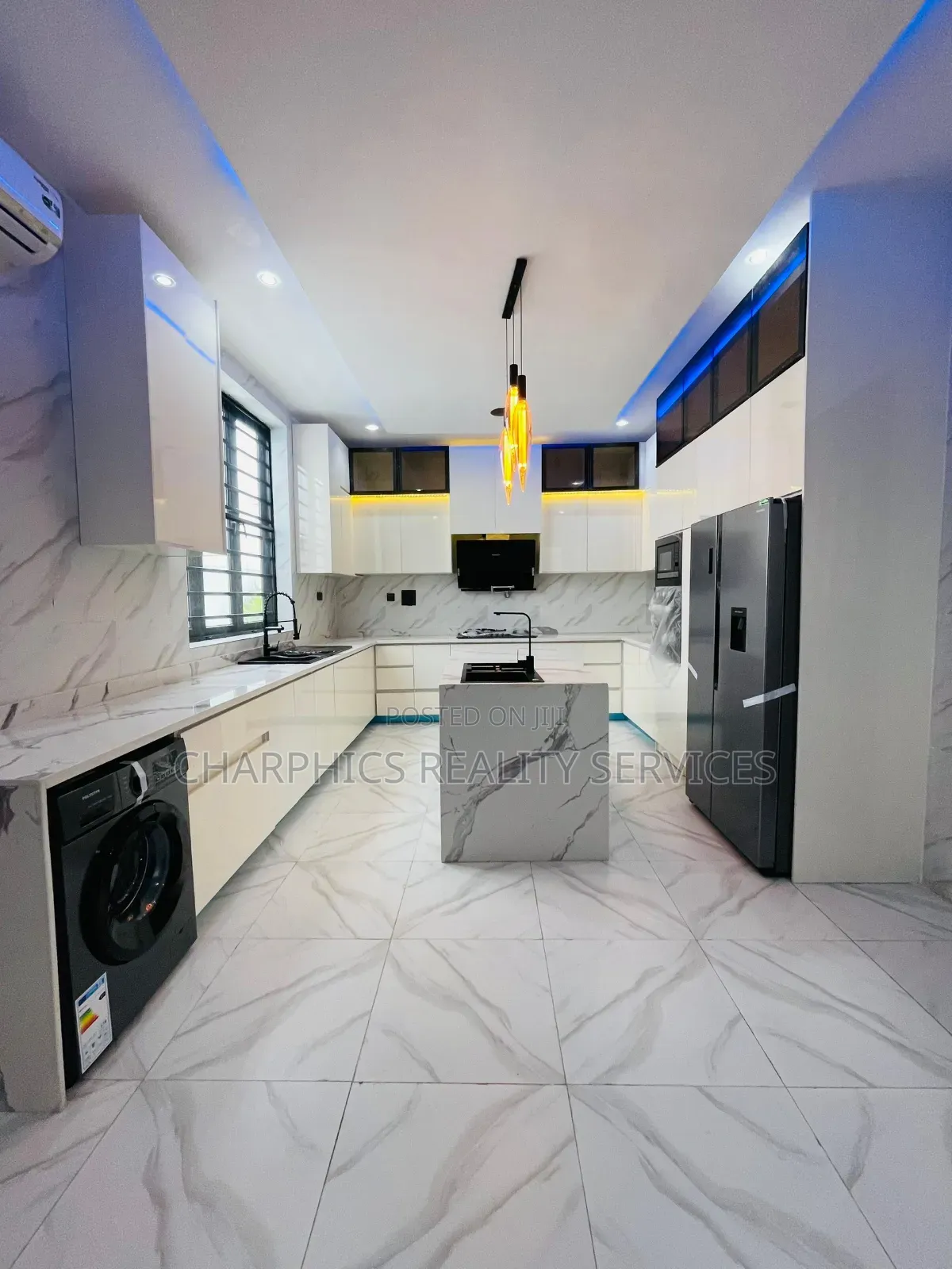 5bdrm Duplex in Chevron for sale in Chevron