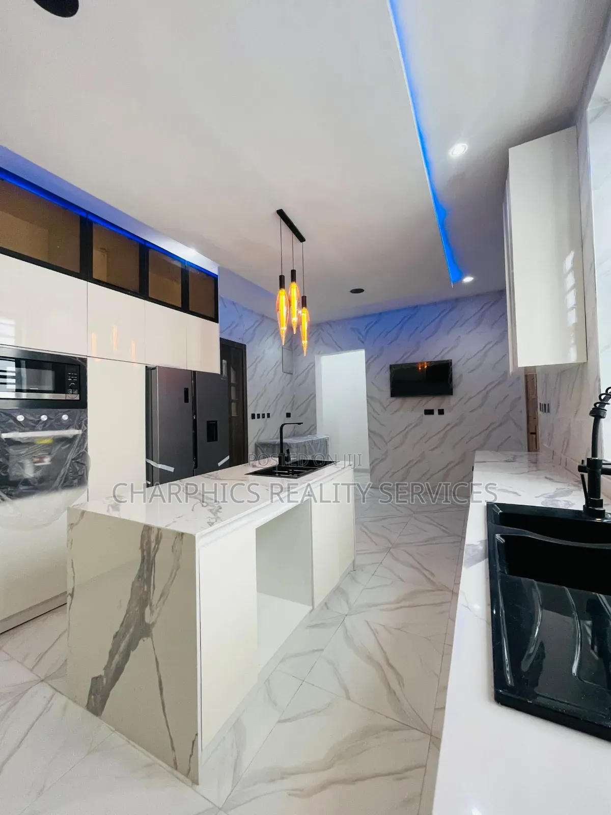 5bdrm Duplex in Chevron for sale in Chevron