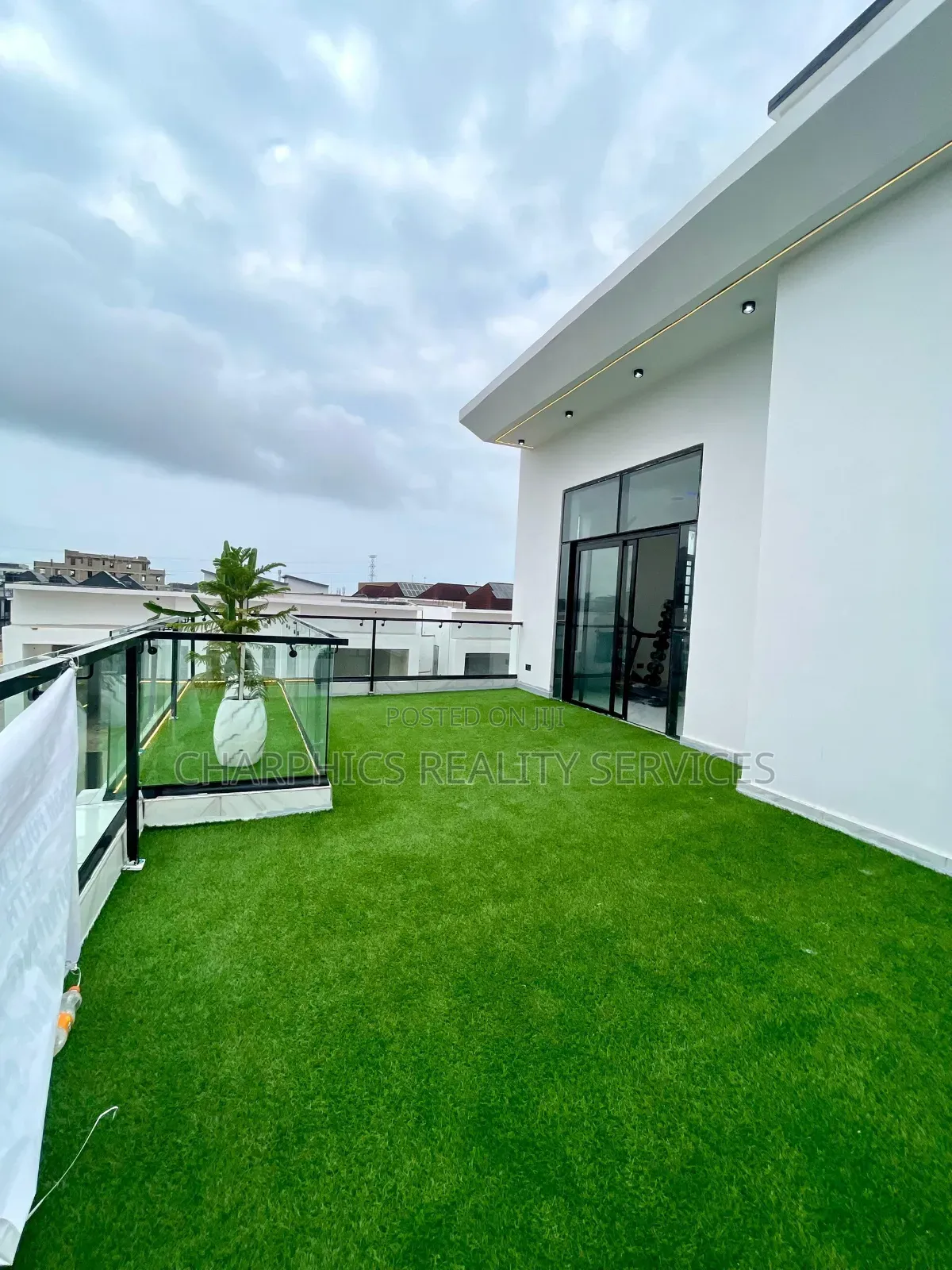 5bdrm Duplex in Chevron for sale in Chevron