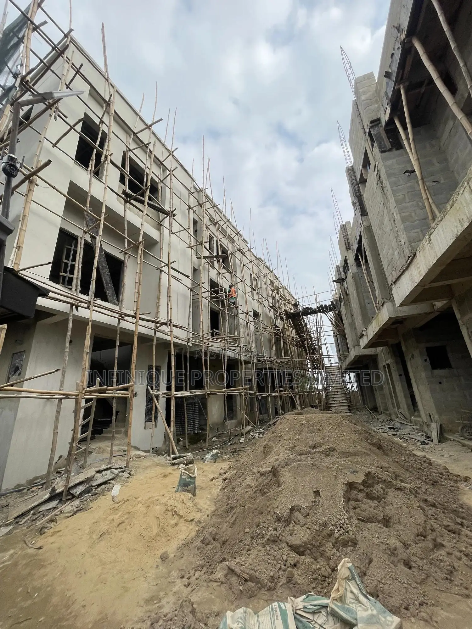 Luxuriously Built 4 Bedroom Terrace + Bq in Maryland