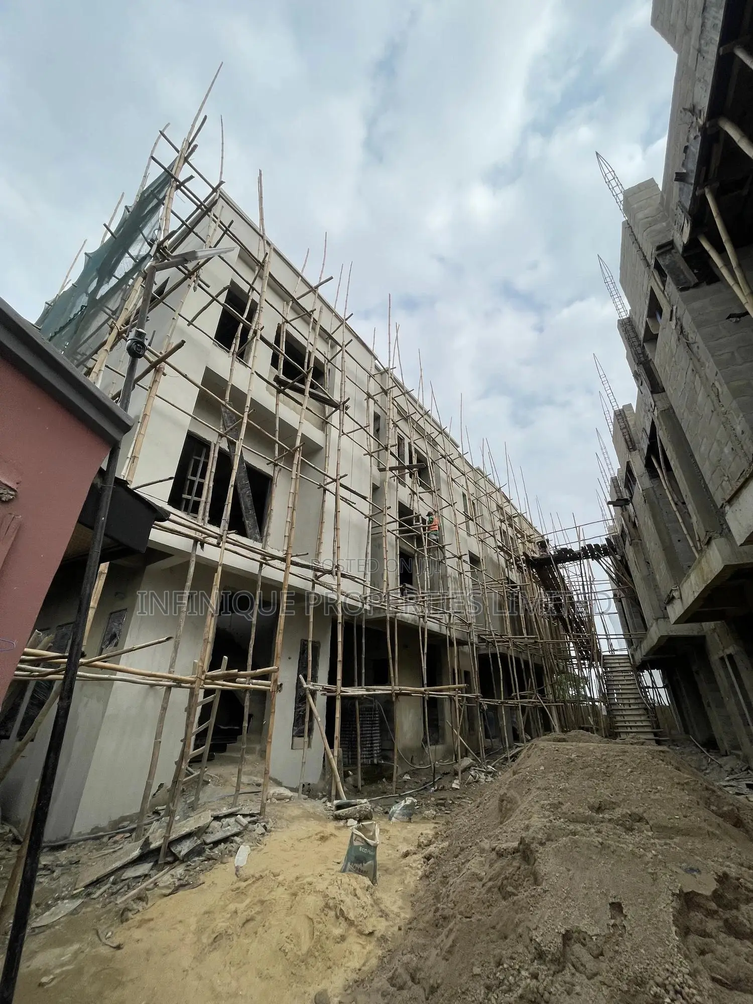 Luxuriously Built 4 Bedroom Terrace + Bq in Maryland