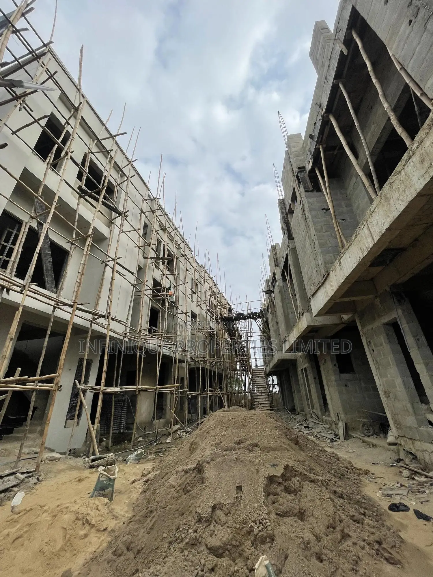 Luxuriously Built 4 Bedroom Terrace + Bq in Maryland