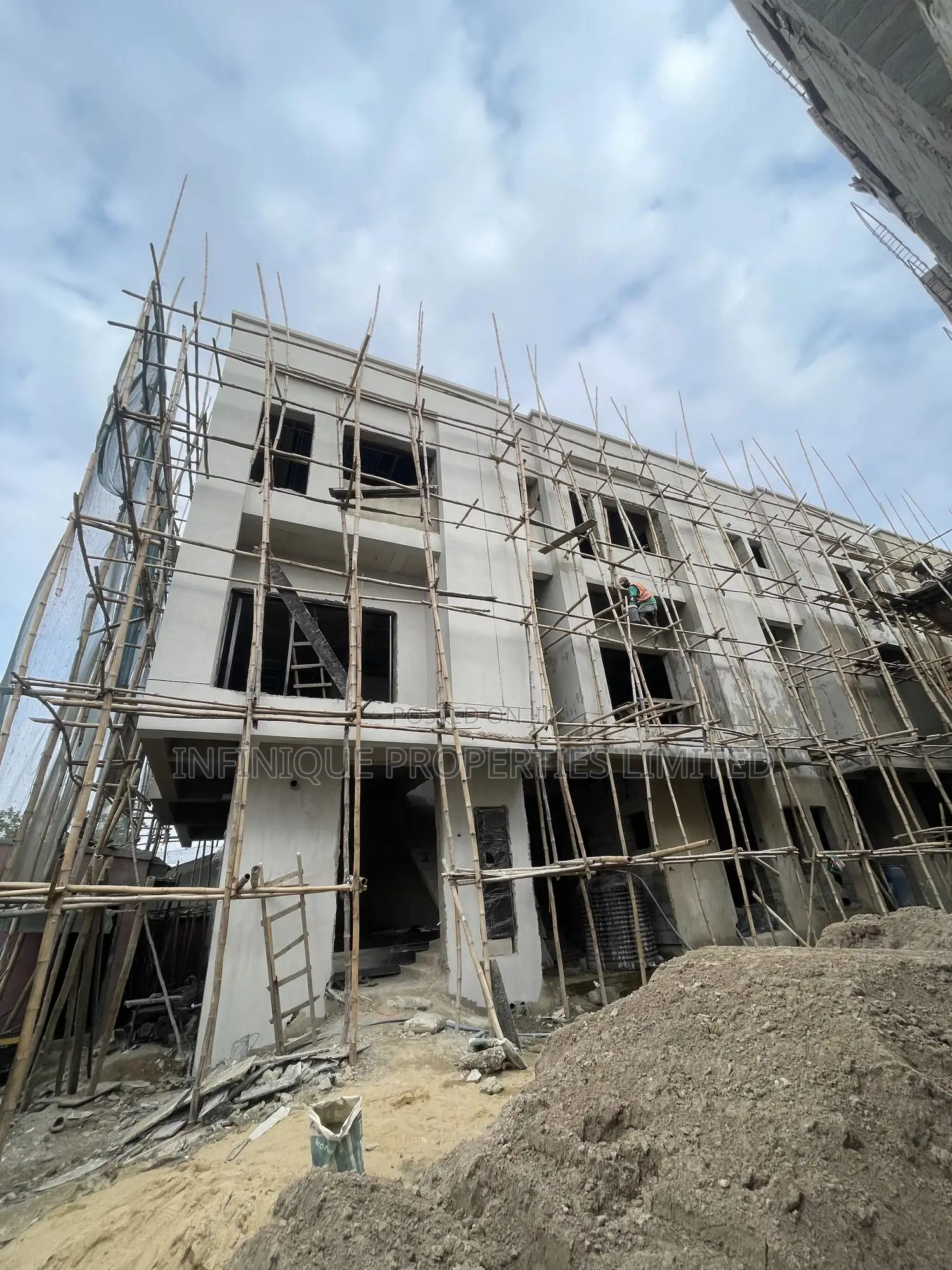 Luxuriously Built 4 Bedroom Terrace + Bq in Maryland