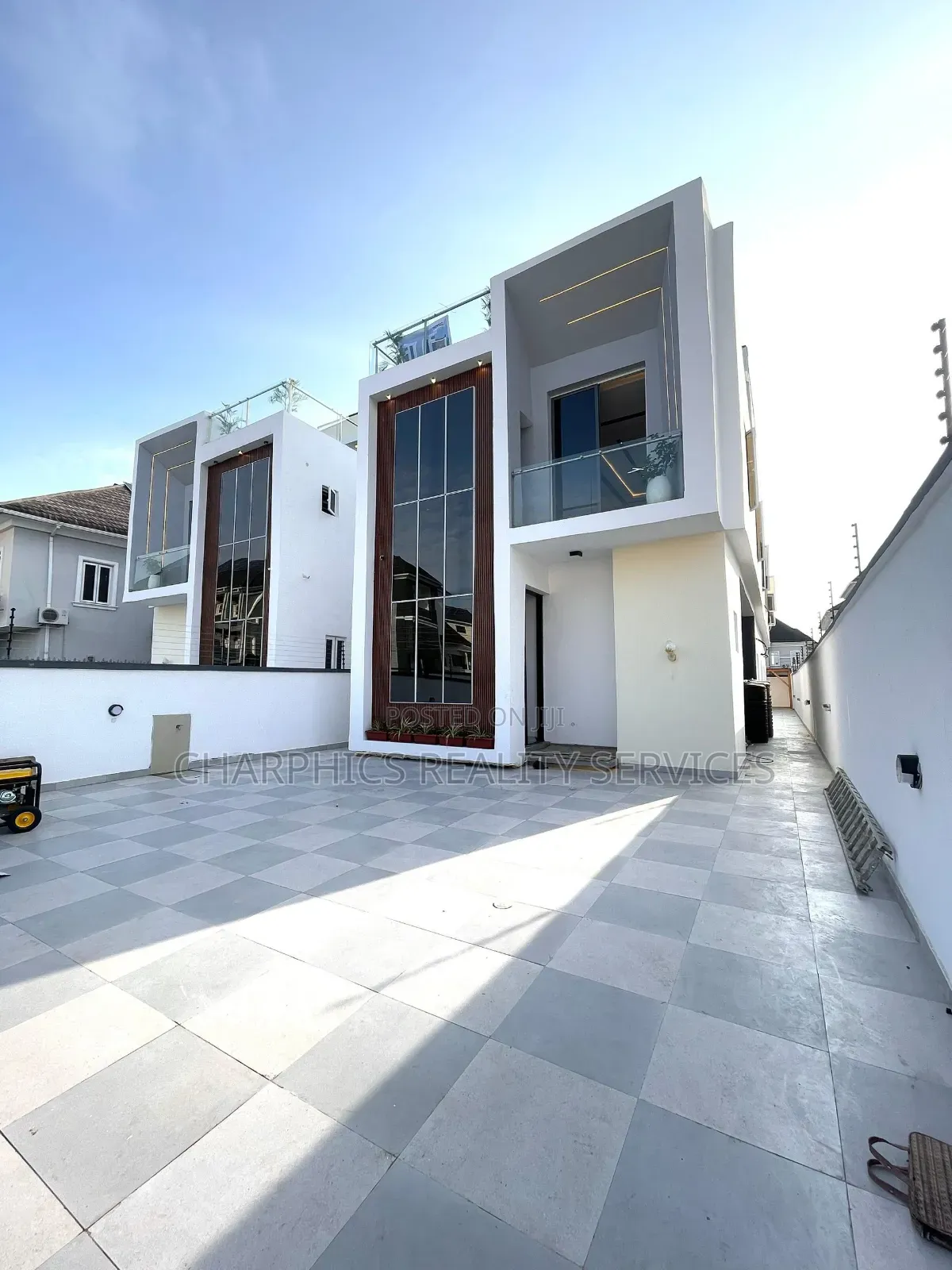 5bdrm Duplex in Chevron for sale in Chevron