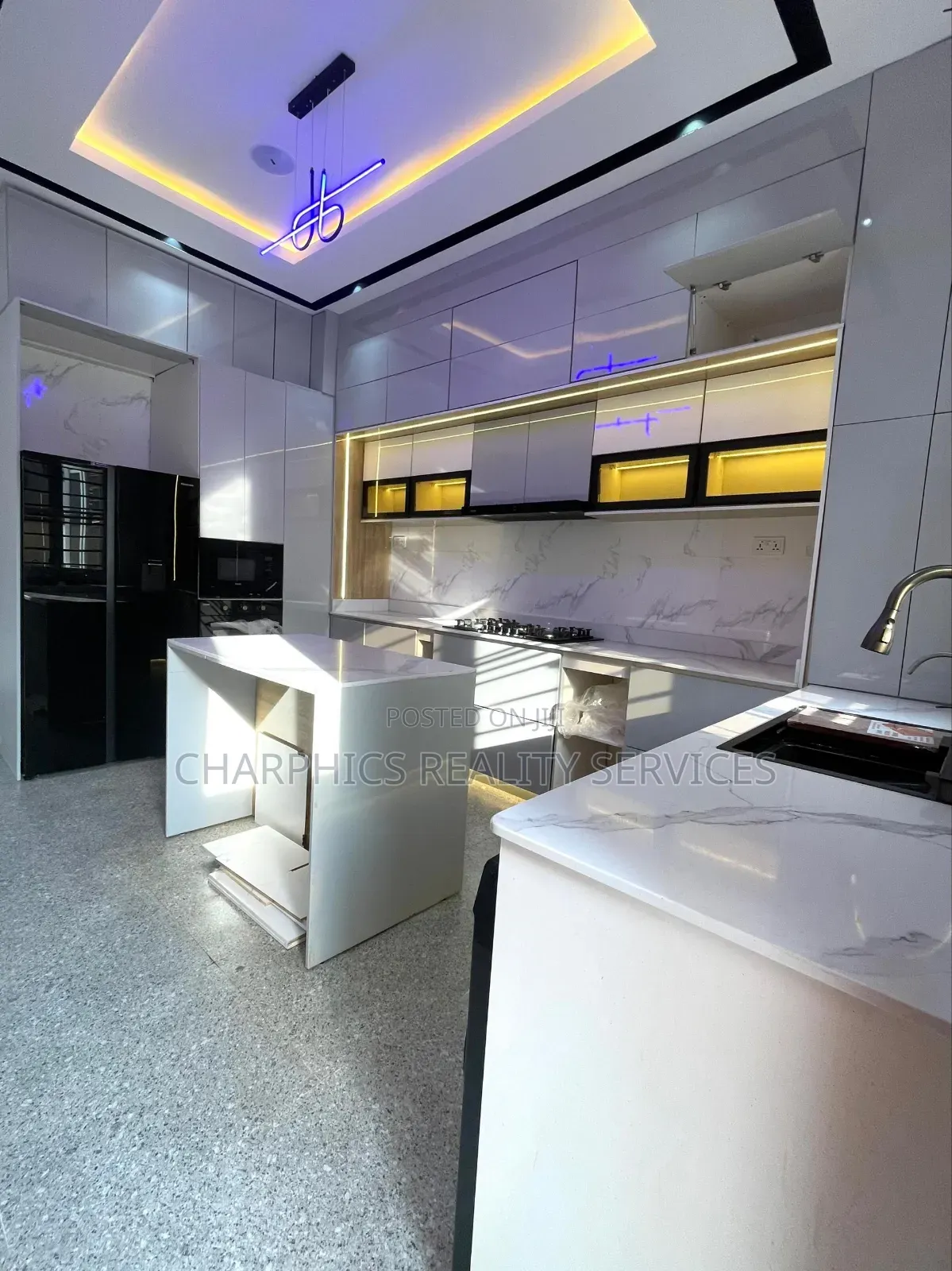 5bdrm Duplex in Chevron for sale in Chevron
