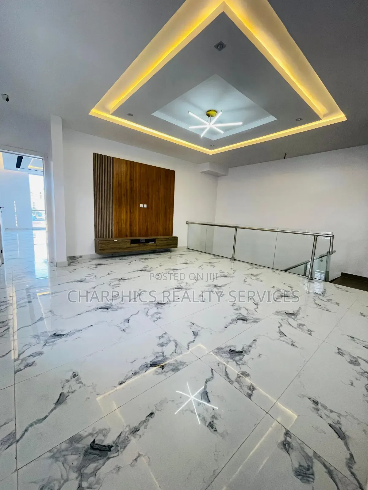 5bdrm Duplex in Chevron for sale in Chevron