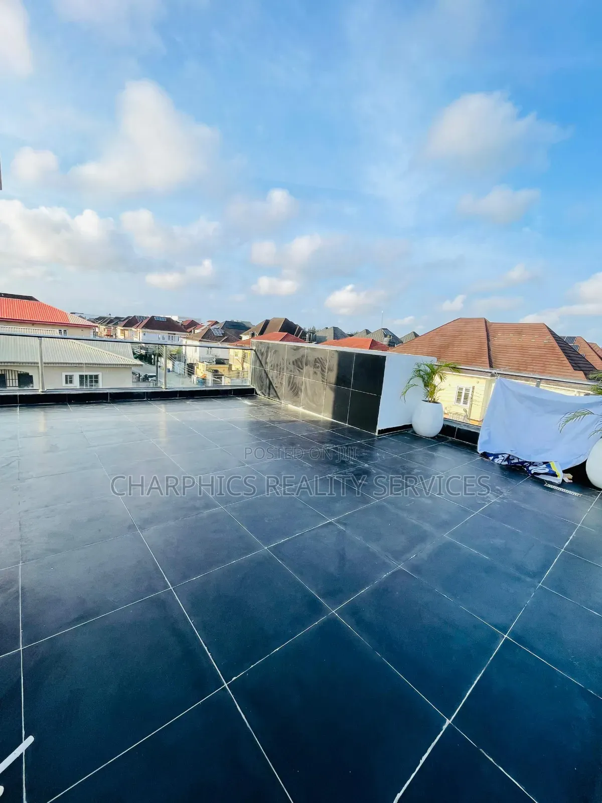 5bdrm Duplex in Chevron for sale in Chevron