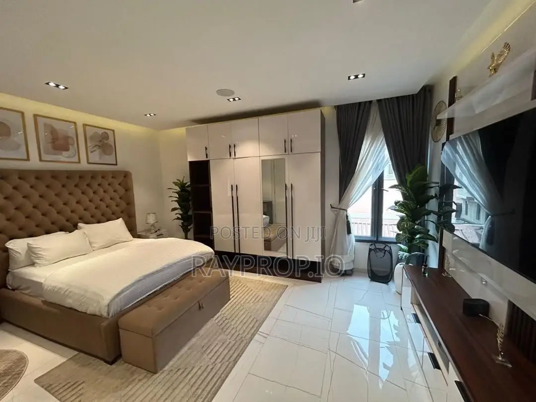 235961rm - 5 Bedroom Shortlet in Lekki Phase 1 in Lekki Phase 1