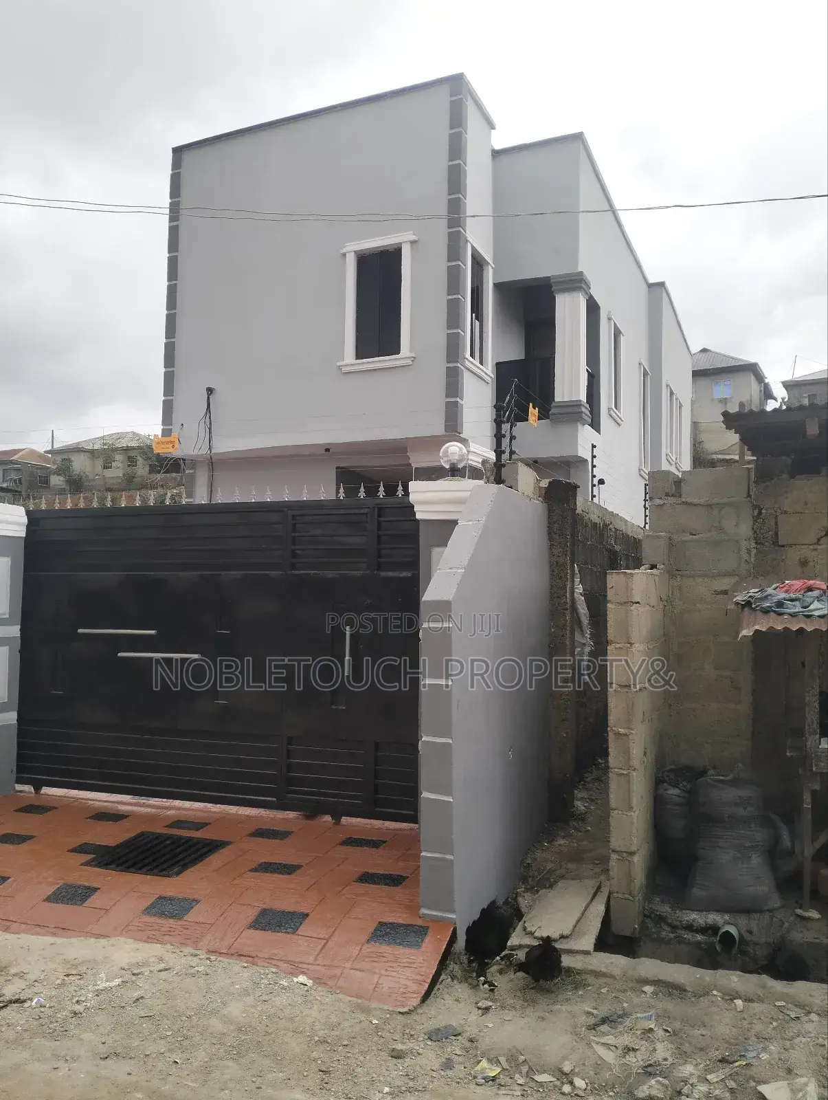 3bdrm Duplex in Off Royal Estate for sale in Iseri Olofin