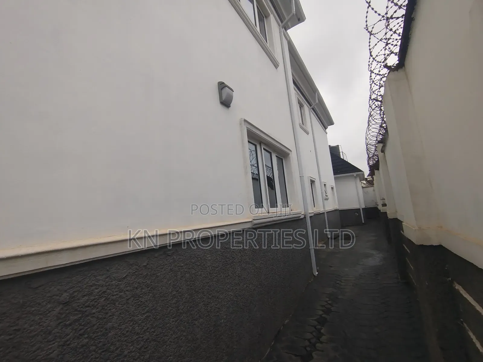 5bdrm Duplex in Apo District for sale in Apo District