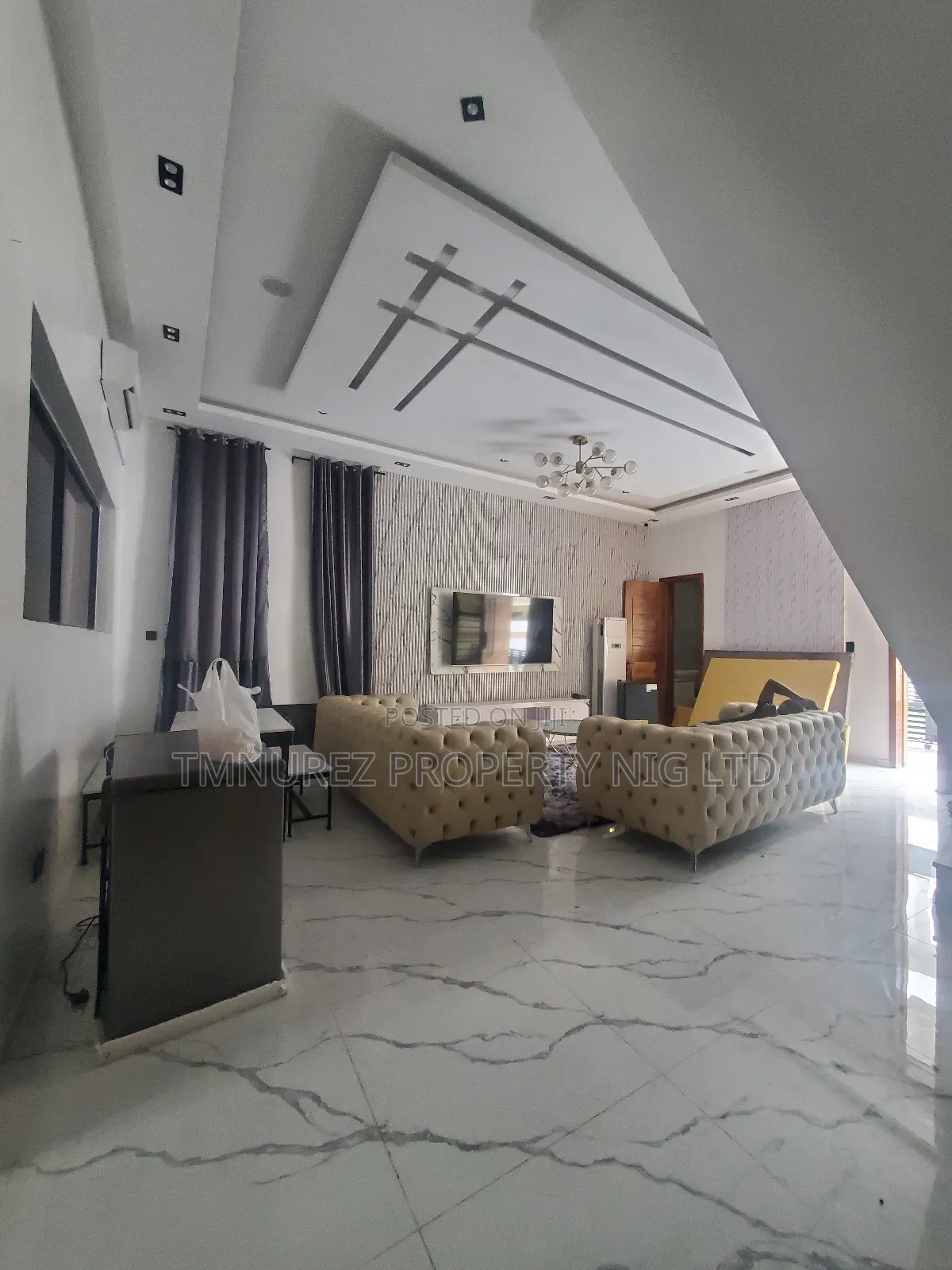 5bdrm Duplex in Chevron for rent in Chevron