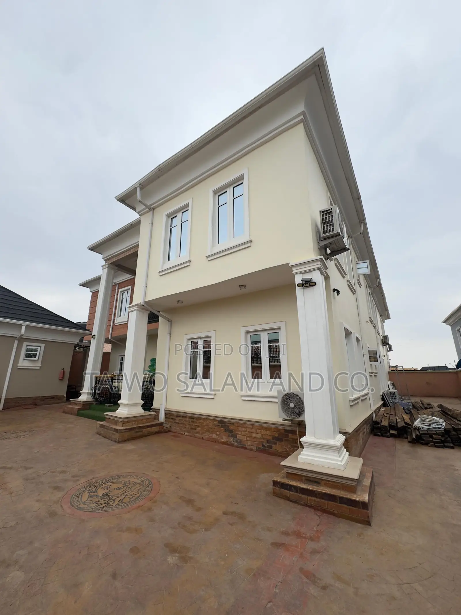 5bdrm Duplex in Ologuneru for sale in Ologuneru