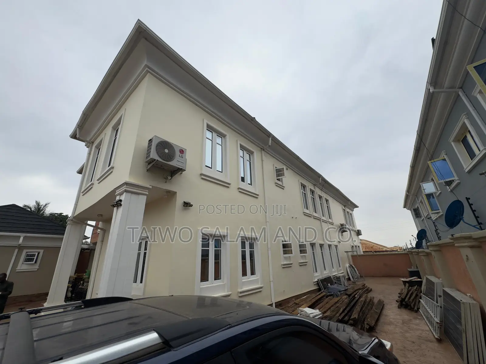 5bdrm Duplex in Ologuneru for sale in Ologuneru