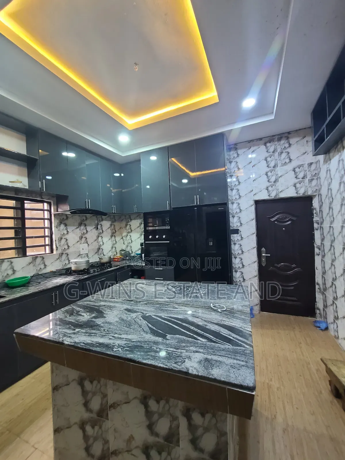 5bdrm Bungalow in Ekenwan Road Benin for sale in Benin City
