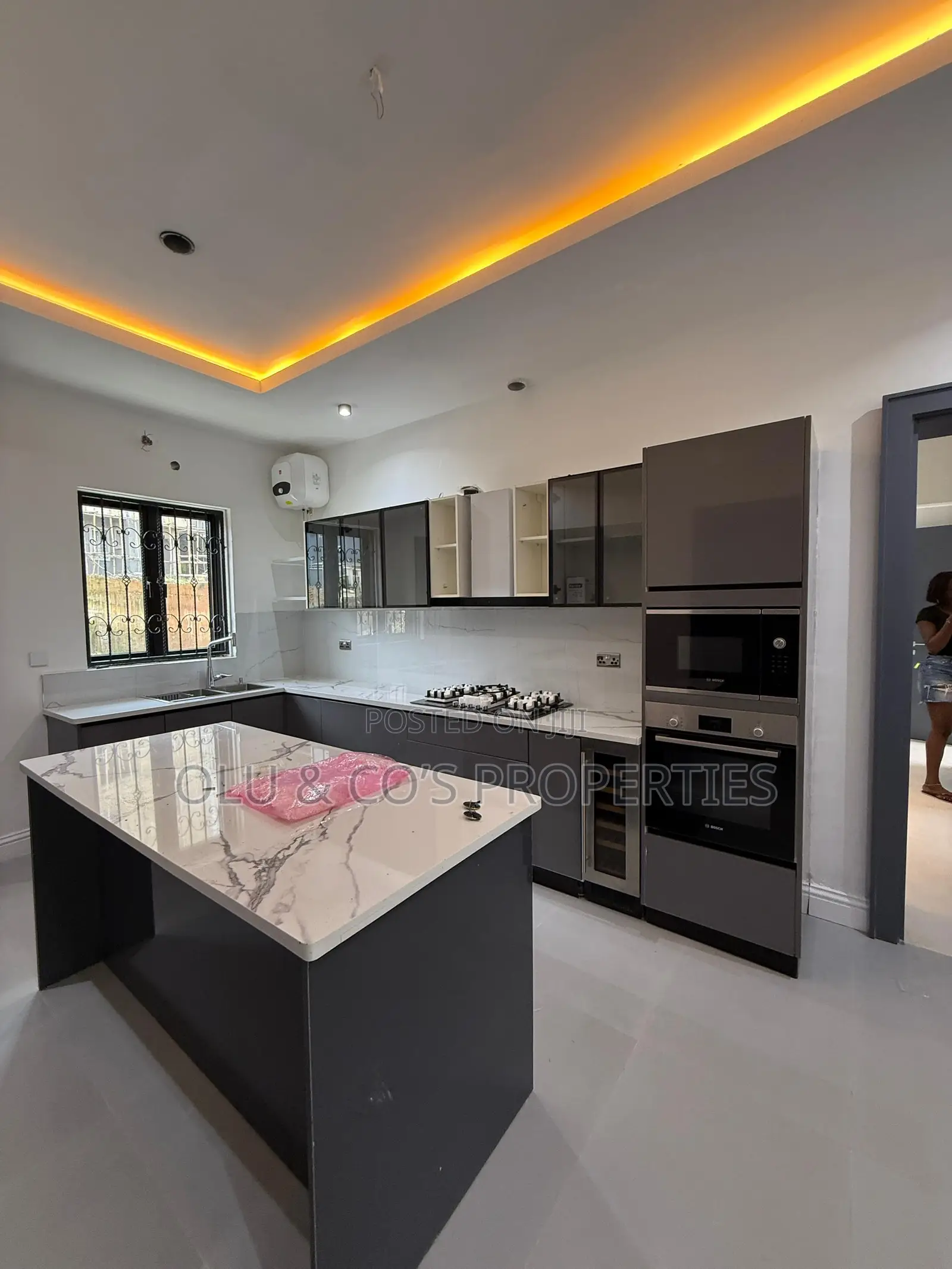5bdrm Duplex in Guzape for sale in Guzape District