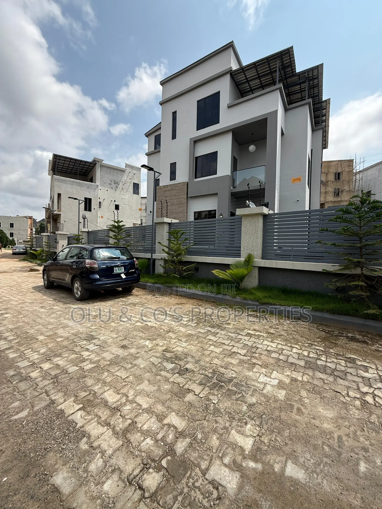 5bdrm Duplex in Guzape for sale in Guzape District