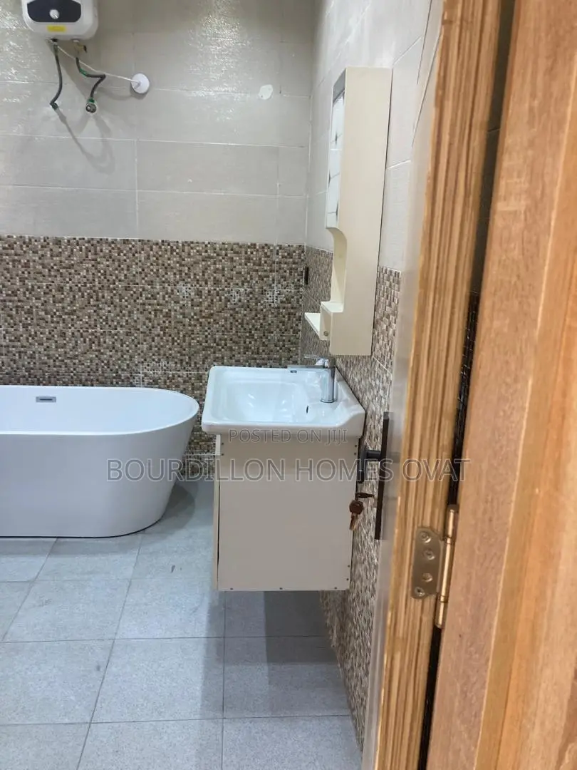 4bdrm Duplex in Chevron for sale in Chevron