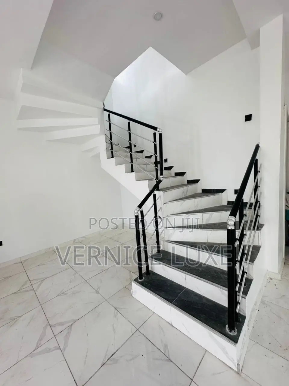 5bdrm Duplex in Thomas Estate for sale in Thomas Estate