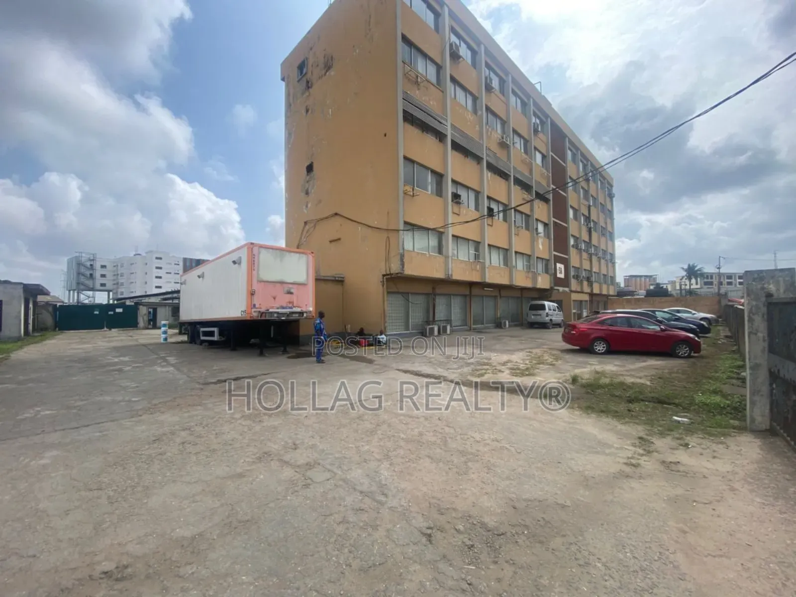 Multiple Warehouses With a Office Building on 16000 Square Meters Land in Eric Moore
