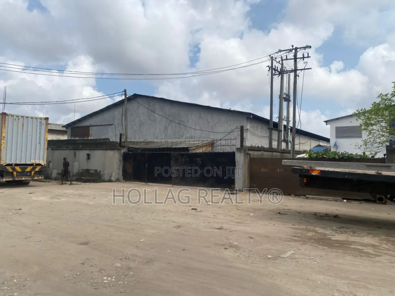 Multiple Warehouses With a Office Building on 16000 Square Meters Land in Eric Moore