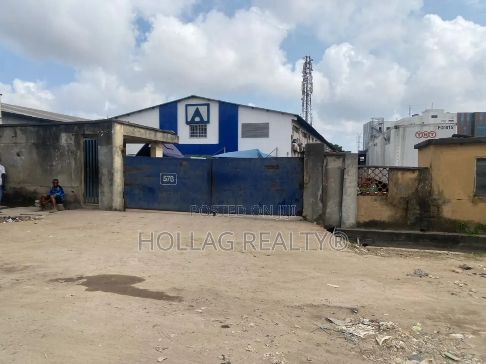 Multiple Warehouses With a Office Building on 16000 Square Meters Land in Eric Moore