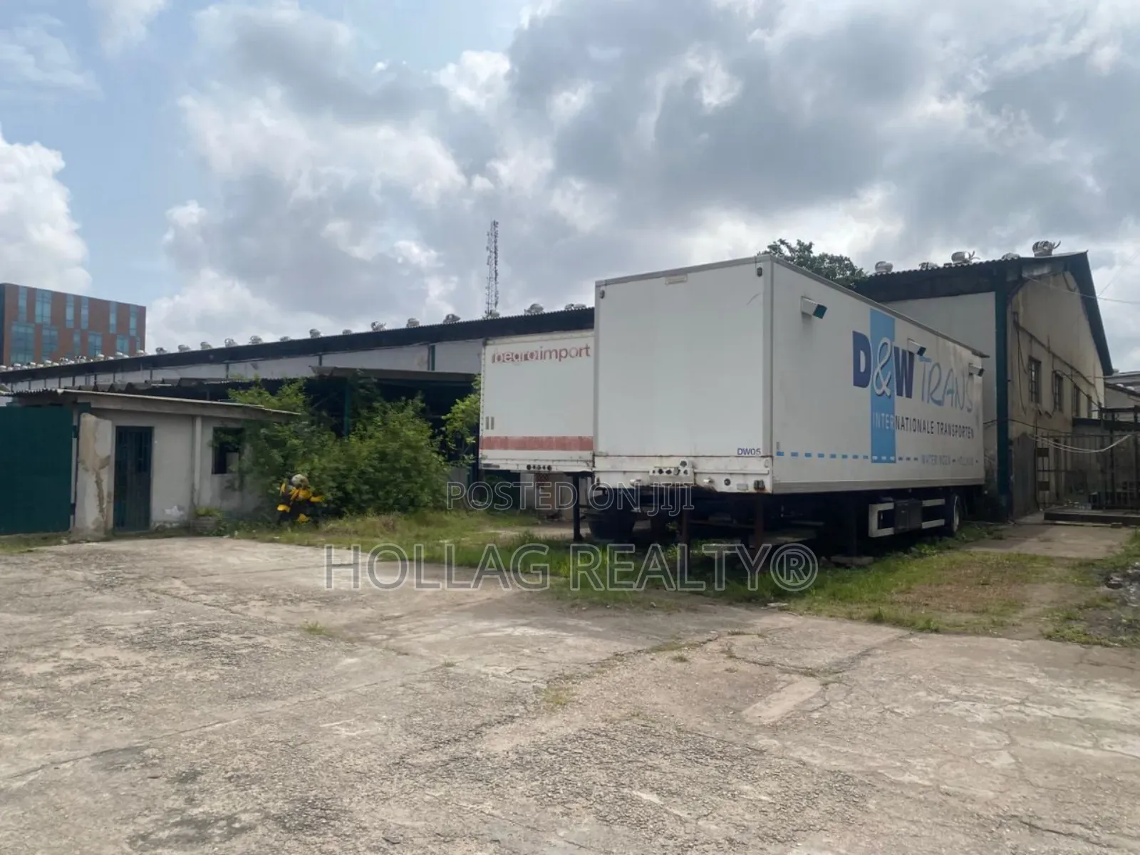 Multiple Warehouses With a Office Building on 16000 Square Meters Land in Eric Moore