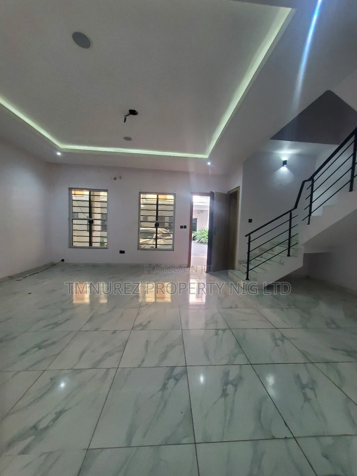 4bdrm Duplex in Orchild Road, Chevron for sale in Chevron
