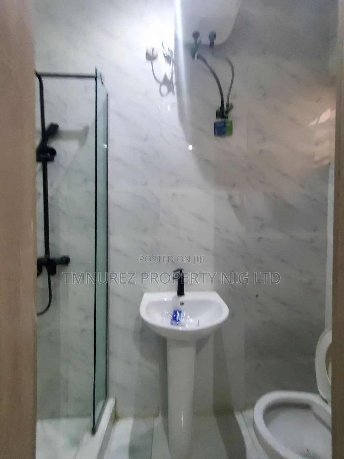 4bdrm Duplex in Orchild Road, Chevron for sale in Chevron