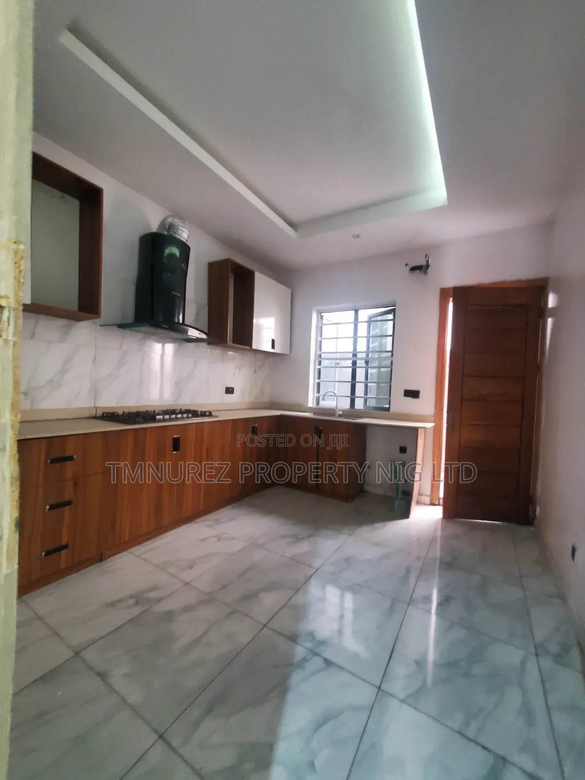 4bdrm Duplex in Orchild Road, Chevron for sale in Chevron