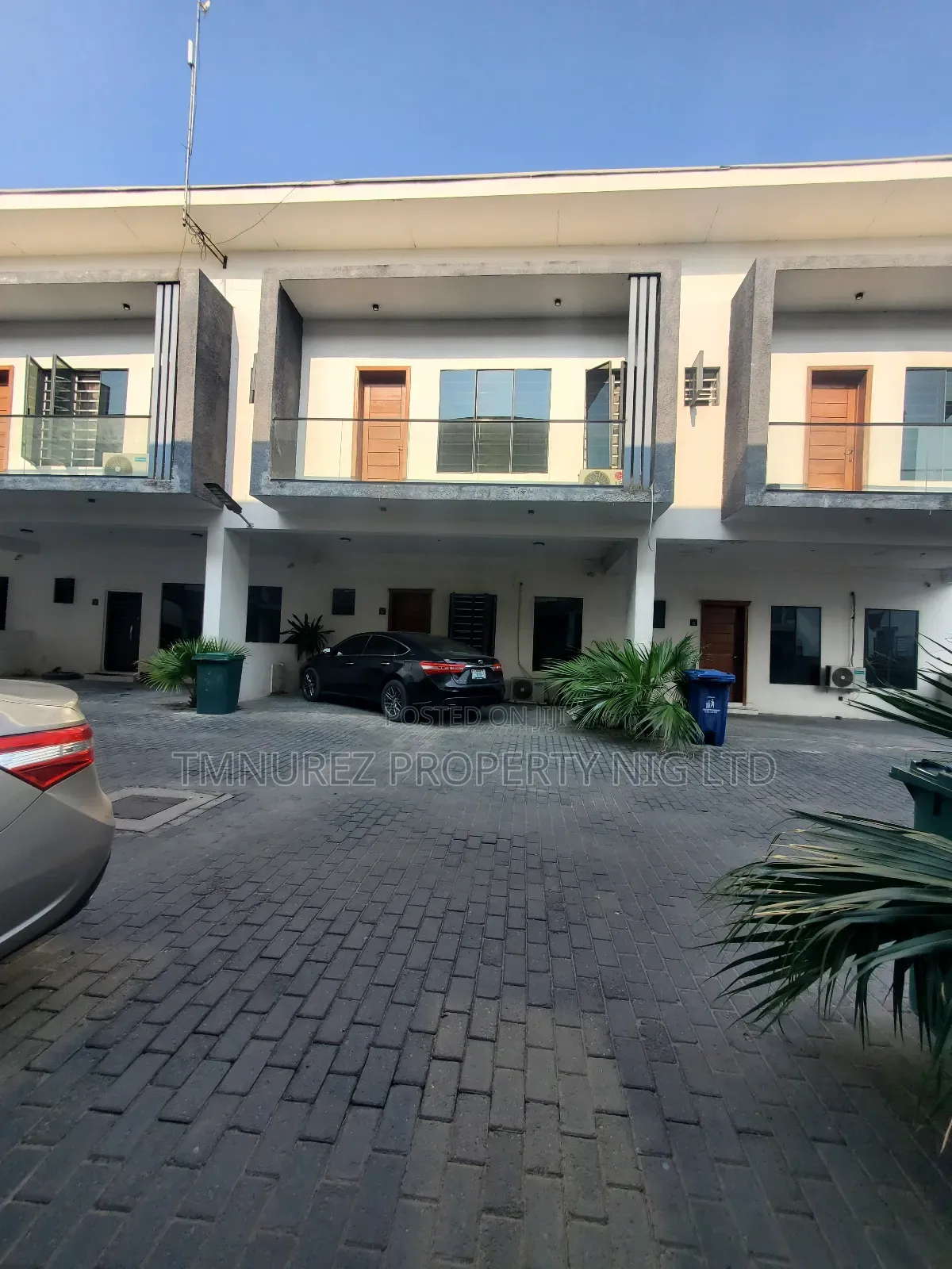 4bdrm Duplex in Orchild Road, Chevron for sale in Chevron